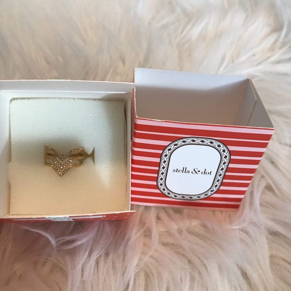 Stella & Dot. Pave Chevron Ring. Gold.